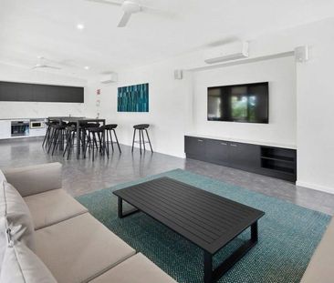 $690 per week-Modern 3-Bedroom Townhouse - Photo 1