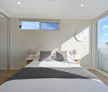 Stylish Three-Bedroom Townhouse with Courtyard Living - Photo 5