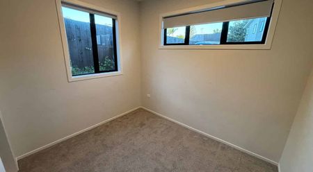 Modern 3 Bedroom Townhouse - Photo 2