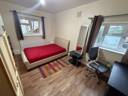 3 Bed Flat, Bristol Road, B29 - Photo 2