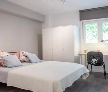Double bed in Rooms for rent in 5-bedroom apartment in Latina - Photo 5