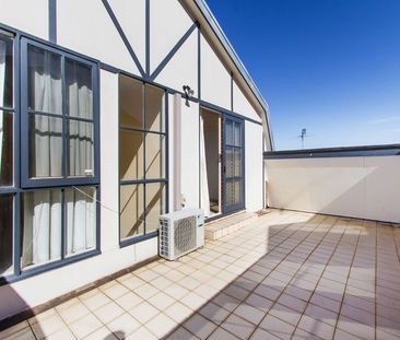 Spacious townhouse on a small block of 5! - Photo 4