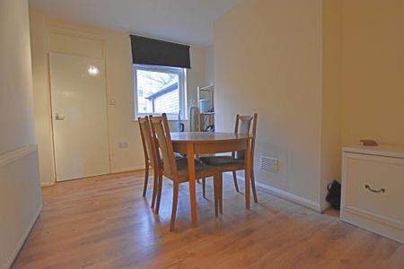 2 Bedroom Mid Terraced House - Photo 2