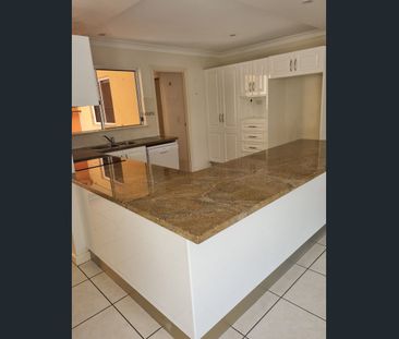 Stunning 3 Bedroom Luxury Waterfront Townhouse with Private Pool & Spa - Photo 4