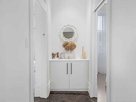 Exquisitely designed, two-bedroom apartment in the heart of Elizabeth Bay - Photo 4