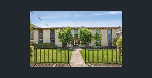 WALK TO SOUTHLAND & PUBLIC TRANSPORT - Photo 1