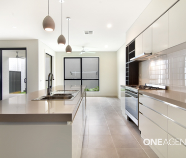MODERN FOUR-BEDROOM FAMILY HOME IN SHELL COVE - Photo 5