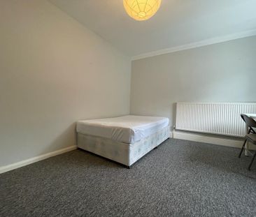 4 bedroom semi-detached house to rent - Photo 5