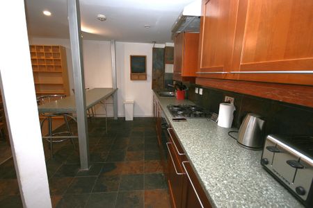 Dalintober Street, Luxury Fully Furnished 2 Bed – Available 10/11/2025 - Photo 2