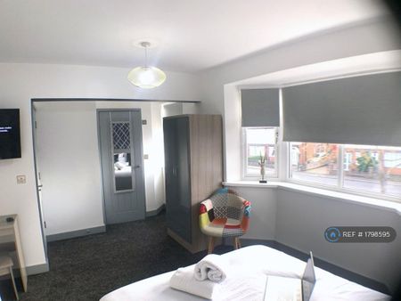 1 bedroom in a house share to rent - Photo 3