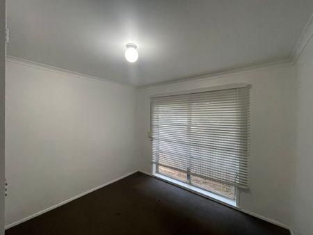 Spacious Six Bedroom Home! - Photo 5