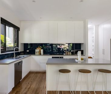 Architecturally enhanced family home with garden retreat - Photo 2