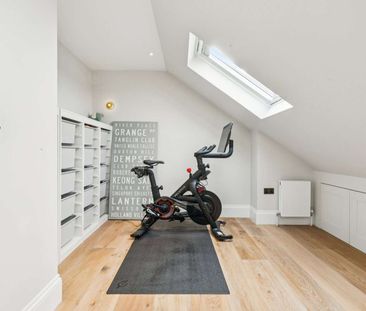 A stylishly designed five bedroom family home - Photo 1