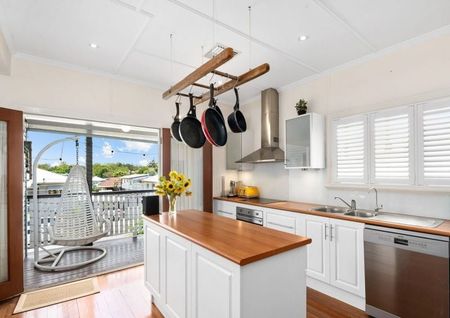 Beautiful Modern Home close to Amenities - Photo 4