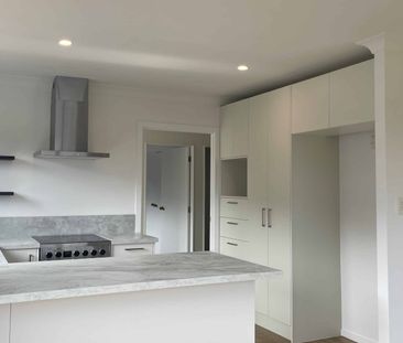 Spacious 4 Bedroom Home in Brookfield - Photo 4