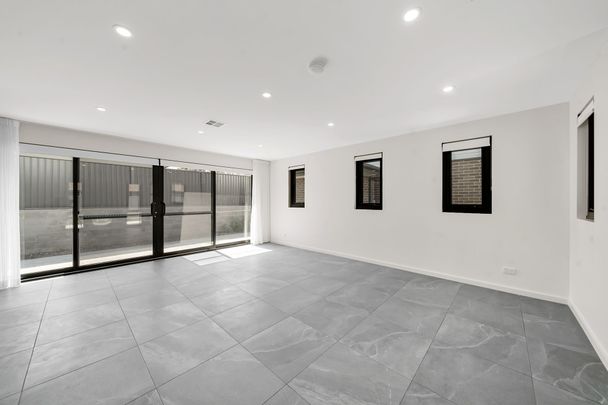 Amazing Three Bedrooms Townhouse - Photo 1