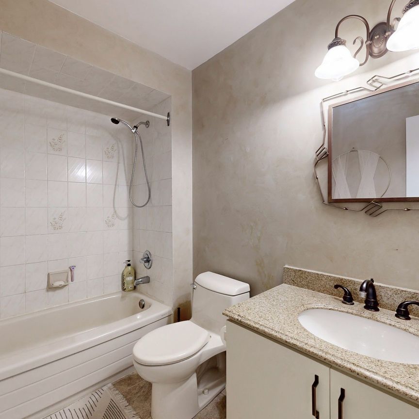 For Lease - 2 Charles Court, Barrie, Ontario - Photo 1