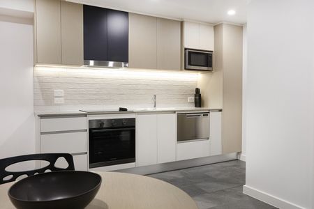 SHORT-TERM, EXECUTIVE 1-BEDROOM APARTMENT (1 KING BED) IN SOUTHPORT CBD - Photo 4