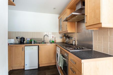 3 bedroom flat to rent - Photo 4