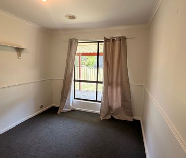 Freshly painted 3-bedroom home - Photo 6