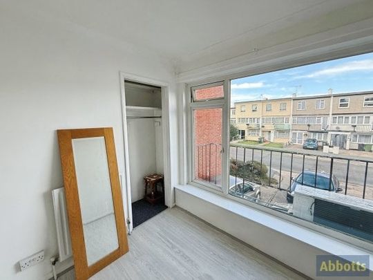 Long Riding, Basildon - Photo 1