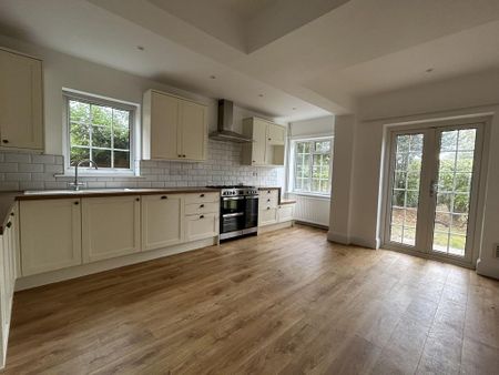 5 bedroom detached house to rent - Photo 2