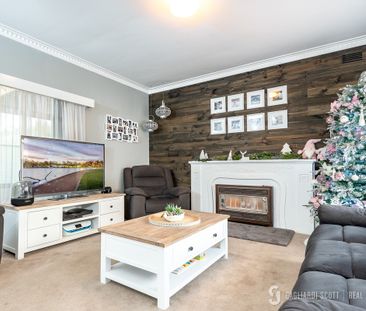 Stunning 3 Bedroom Home - Photo 4