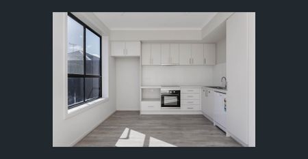 Stylish 2-Bedroom Townhouse in Prime Location - Photo 5