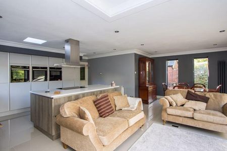 2 bedroom ground floor flat to rent - Photo 2