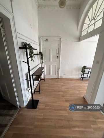 1 bedroom in a flat share to rent - Photo 2