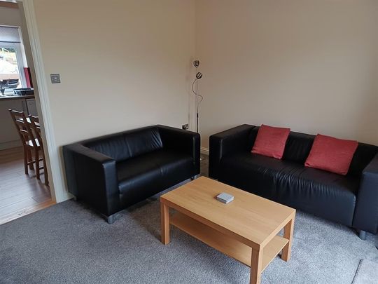 4 bedroom end of terrace house to rent - Photo 1