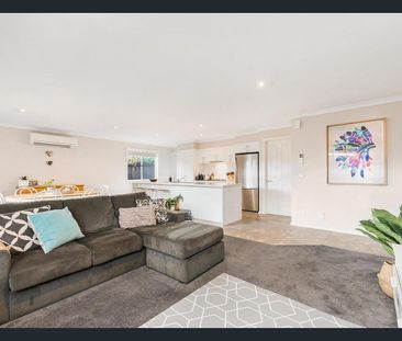 Spacious and modern, minutes to services - Photo 2