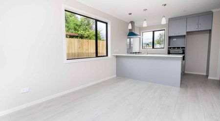 Double storey townhouse in established suburb! - Photo 4