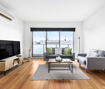 Spacious, Light Filled Apartment in a Prime Location - Photo 1