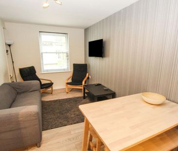 3 bedroom flat to rent - Photo 4