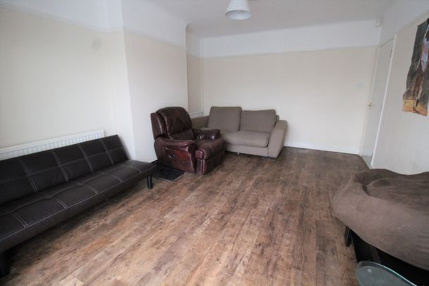 6 bedroom Semi-detached house to rent - Photo 1