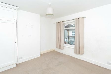 2 bed terraced house to rent in Souldern Street, Watford, WD18 - Photo 3