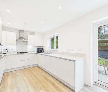 3 bedroom House in Hurley Drive, Berkshire - Photo 4