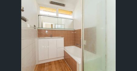 Charming Family Home in a Prime Mount Waverley - Photo 3