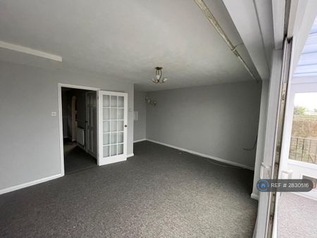 3 bedroom end of terrace house to rent - Photo 2