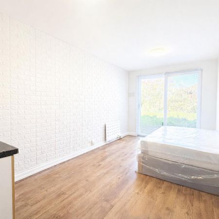 South Park Crescent, London SE6 - Photo 3