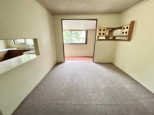 Spacious and Affordable 2 Bedroom Apt with Sunroom - Photo 1