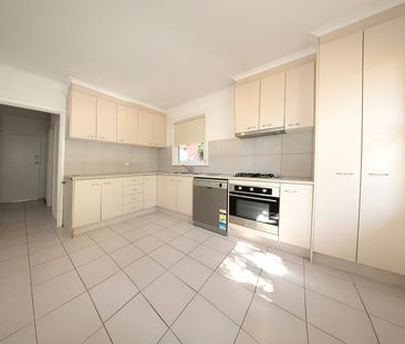 80 Oriel Road, Ivanhoe - Photo 3