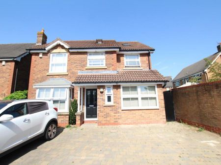 Ocean are proud to offer this unique four bedroom detached home to the market on an unfurnished basis and available in May for a 6 month tenancy. - Photo 3