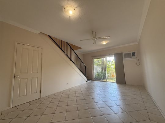 2 BEDROOM TOWNHOUSE IN CENTRAL LOCATION + TRANQUIL COURTYARD! - Photo 1