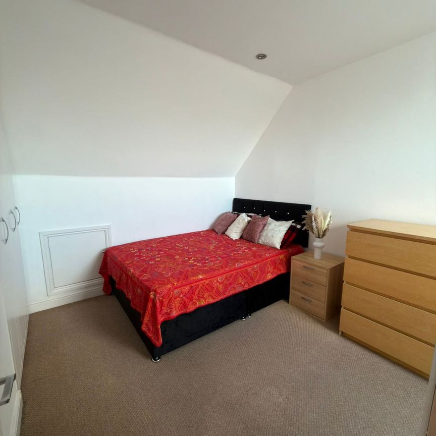 Master bedroom having ensuite in barking- £950 pcm - Photo 2