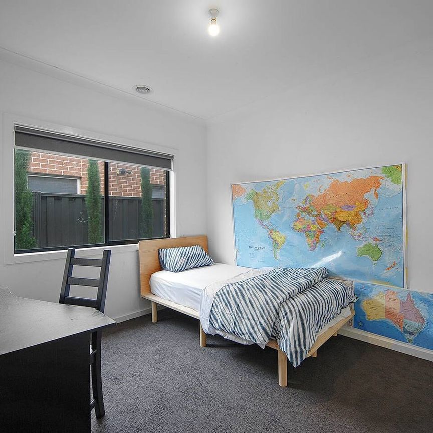 Ideal Family Home at Premium location in Tarneit, walking distance to school and public transport , fully furnished - Photo 1