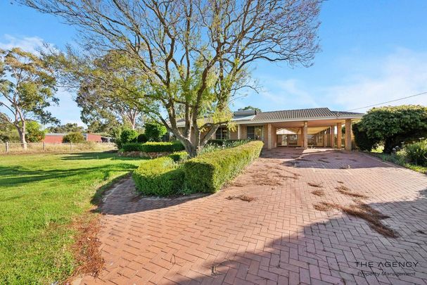 Comfortable Family Living with Plenty of Space - Photo 1