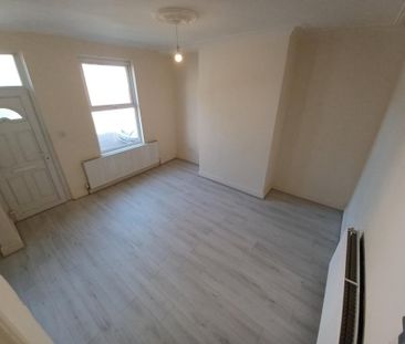 2 bedroom end of terrace house to rent - Photo 5