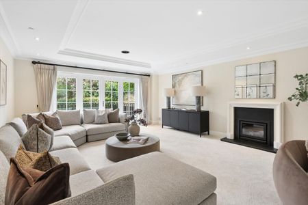 Available to rent is this beautifully presented family house located in the prestigious area of Coombe. - Photo 2